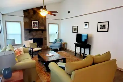 Image de Flo’s Hideaway in the Heart of Thunderbolt just outside Savannah city limits