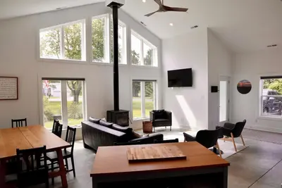 Image de Stylish Southpoint Retreat - Spacious 4 Bed Barndominium near Assateague Beach