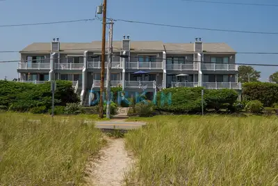 Image de Condo with ocean views across the street from the beach