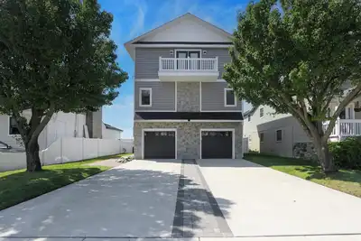 Image de 5-bedroom vacation home w/ Hot Tub minutes from Atlantic City Casinos.