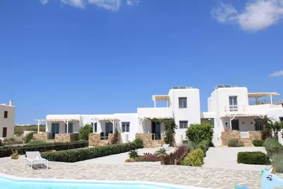 Image de Close to Plaka beach with shared pool. Perfect location