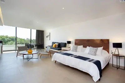 Image de Spacious studio, 3 blocks from beach, with pool at the rooftop and priv parking