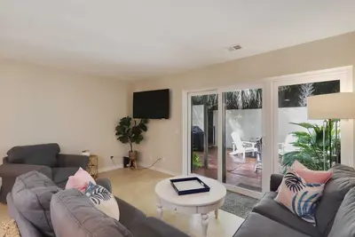 Image de Spacious Villa | Walk to Coligny Beach