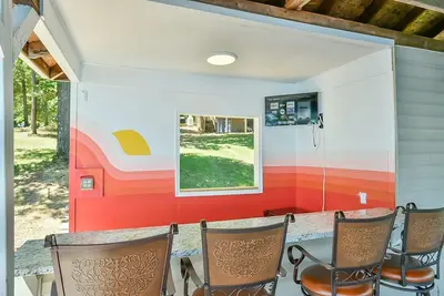 Image de 6 Bedrooms, Lakefront, Hot-Tub & Private Dock