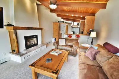 Image de On Lake. Walk to Concerts, Marina, Parks, Dining. Easy Drive to Shops