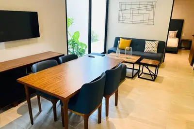 Image de 1st floor 1 bedroom w sunny Patio and plants, Wifi, Rooftop pool, gym, 24h sec