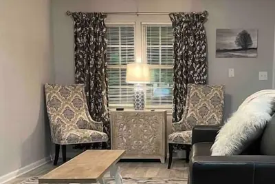 Image de Near all Hospitals! Bafb Restaurants and Shopping