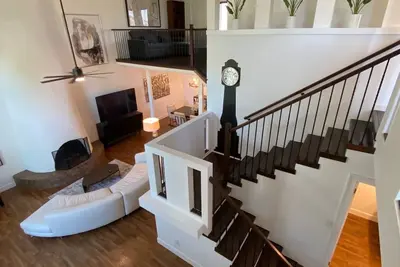 Image de Luxurious, Spacious 4 Br, 2. 5 Ba Residence in Unbeatable Downtown Location