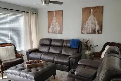 Image de Large house Jacuzzi Tub in Master bedroom