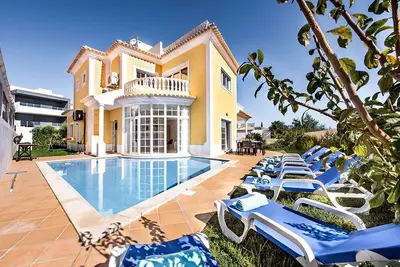 Image de 5 Bedroom Villa in Albufeira Center + Heated Private Pool (on request)