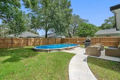 Image de Contemporary & Fully Updated Heated Pool Home