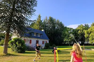 Image de maison confortable en pleine nature avec grand jardin privé et aire de jeux