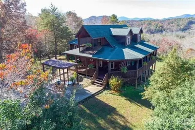 Image de Hillside Haven - Amazing views with a hot tub!