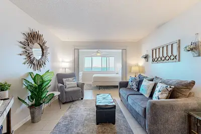 Image de Third-Floor Studio w/ Shared Pool, Sound View, High-Speed WiFi, & Central Ac