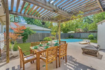 Image de Prime location chic 4br home with charming  pool and yard