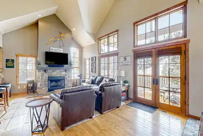 Image de Ski-In/ski-out townhome with mountain view, private hot tub & fireplace