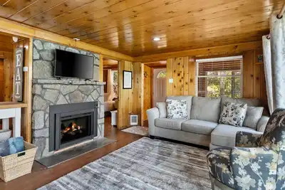 Image de Hayden lake gem steps to water/dock with deck, Wd & firepit - dog-friendly