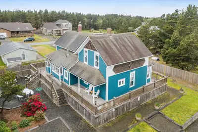 Image de Restored Victorian Home with Free High-Speed WiFi & Washer/Dryer