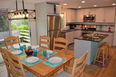 Image de The Boarding House, King bed comfort. Close to Nantucket Sound beaches.