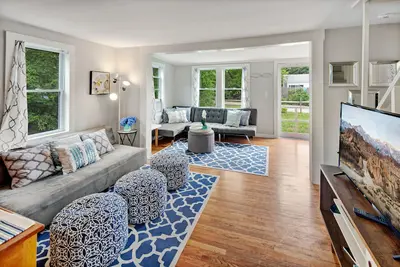 Image de Charming Cape Cod Style Cottage in Edgartown Village