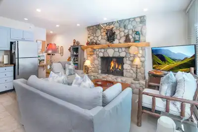 Image de Village Center 1e | Cozy 2br in the Heart of Vail Village