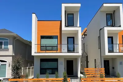 Image de *New* Havn House Modern Retreat - Steps From Beach (Fully Licensed With City)