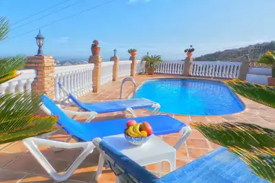 Image de Large pool and breathtaking views over the Costa Tropical
