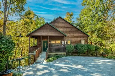 Image de Hanky Panky - Hot Tub Downtime, Game Nights, Canopy Cuddles & Nearby Attractions