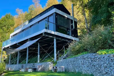 Außergewöhnliches Ferienhaus in Hanglage, Zentral Gelegen