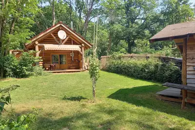 Image de Uriges Naturstammhaus im Grünen