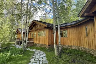 A Cozy Cottage With A King size Bed + A Fire Place
