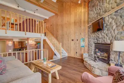 Image de Cozy Loft Studio | Steps from the Slopes | Fireplace + Hot Tubs!