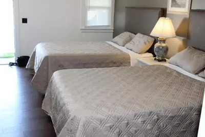 Image de Single queen Bed with a Sofa