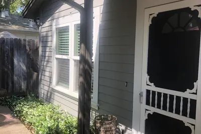 Image de Charming home located in the Historic District of Folsom.