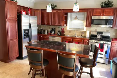 Image de New! Historic! Pro Cleaned, Self Check In Sleeps 16