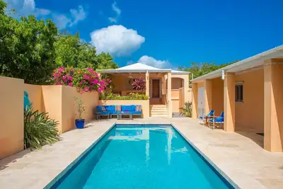 Image de Coral Reef, Shoys Home! - 2 minute walk to the beach!