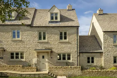 Image de Set over three floors this spacious home is an ideal bolthole for families