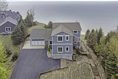 Image de Custom Lake Michigan Beachfront Vacation Home