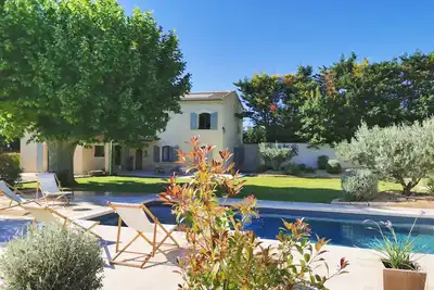 Image de Mas climatisé à 10mn de Saint-Rémy-de-Provence, piscine chauffée, 10 couchages