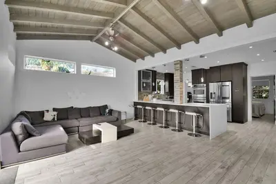Stylish 3-Bedroom Miami Retreat Prime Location Modern Amenities