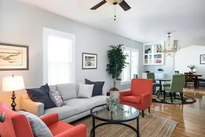 Image de Four Bedroom Beauty in Historic Neighborhood