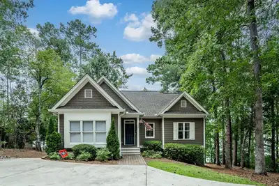 Image de Lakefront Stunner on Lake Sinclair!