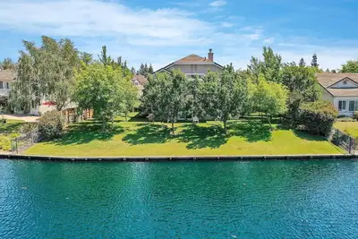 Image de Beautiful home in the quiet community with stunning lake view - One Month Min.