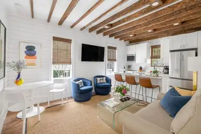 Image de M2 at Saint Philip Square, One Block to King, Cozy Two Story Stay, Garden Views