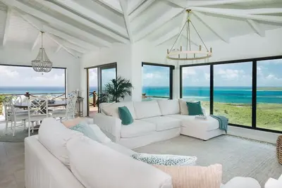 Image de Breathtaking Ocean Views<\nTropical Luxury Oasis