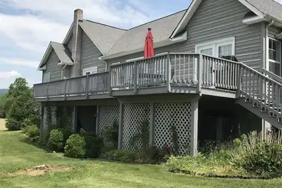 Image de Huge deck, grill, stunning mountain views. Ev charging station available.