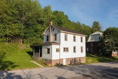 Image de Newly remodeled, family-style home by the lake