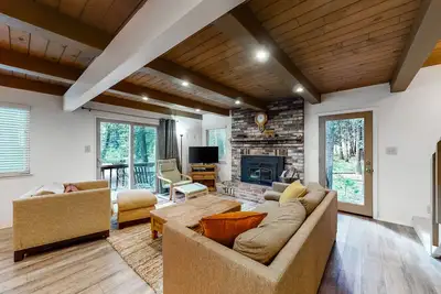 Image de Dog-Friendly Wooded Retreat W/ Large Deck, Gas Grill, Full Kitchen & Fireplace