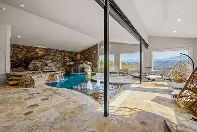 Image de Bluff Mtn Splash ~ 2 Pools, Golf Simulator, Hot Tub, Fire Pit & More!