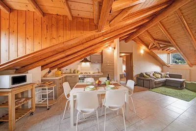 Image de Appartement 'Mansarda Fra Monte E Lago' avec vue sur la montagne, terrasse partagée et Wi-Fi